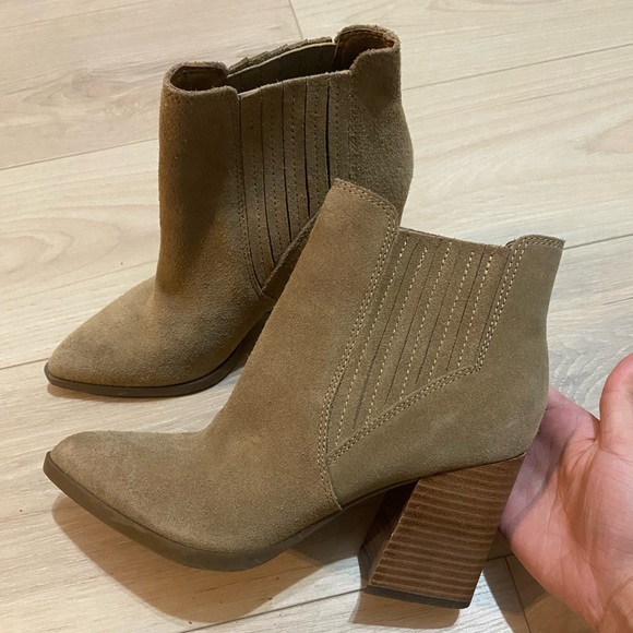 Marc Fisher suede Alva pointy toe bootie 👢 size 7 - Picture 2 of 4